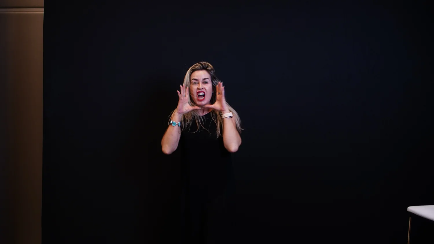 Daniella Prestes em expressão cênica de espanto