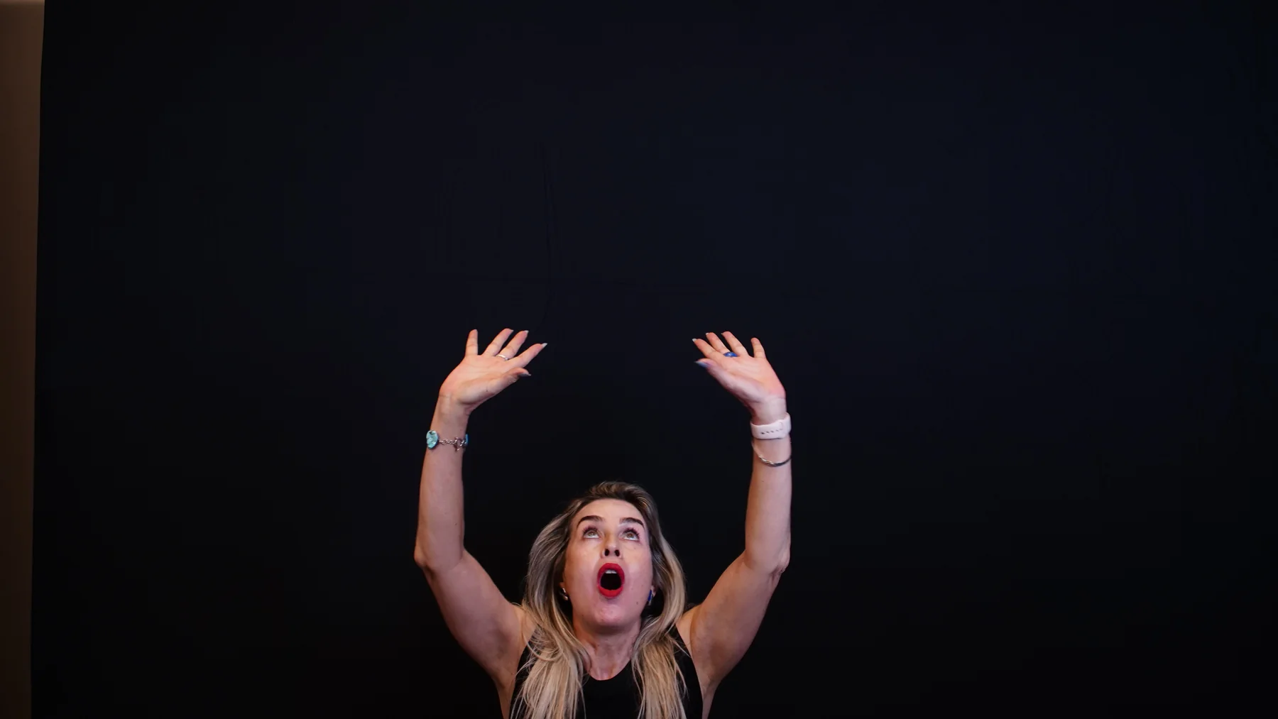 Daniella Prestes rindo com os braços erguidos