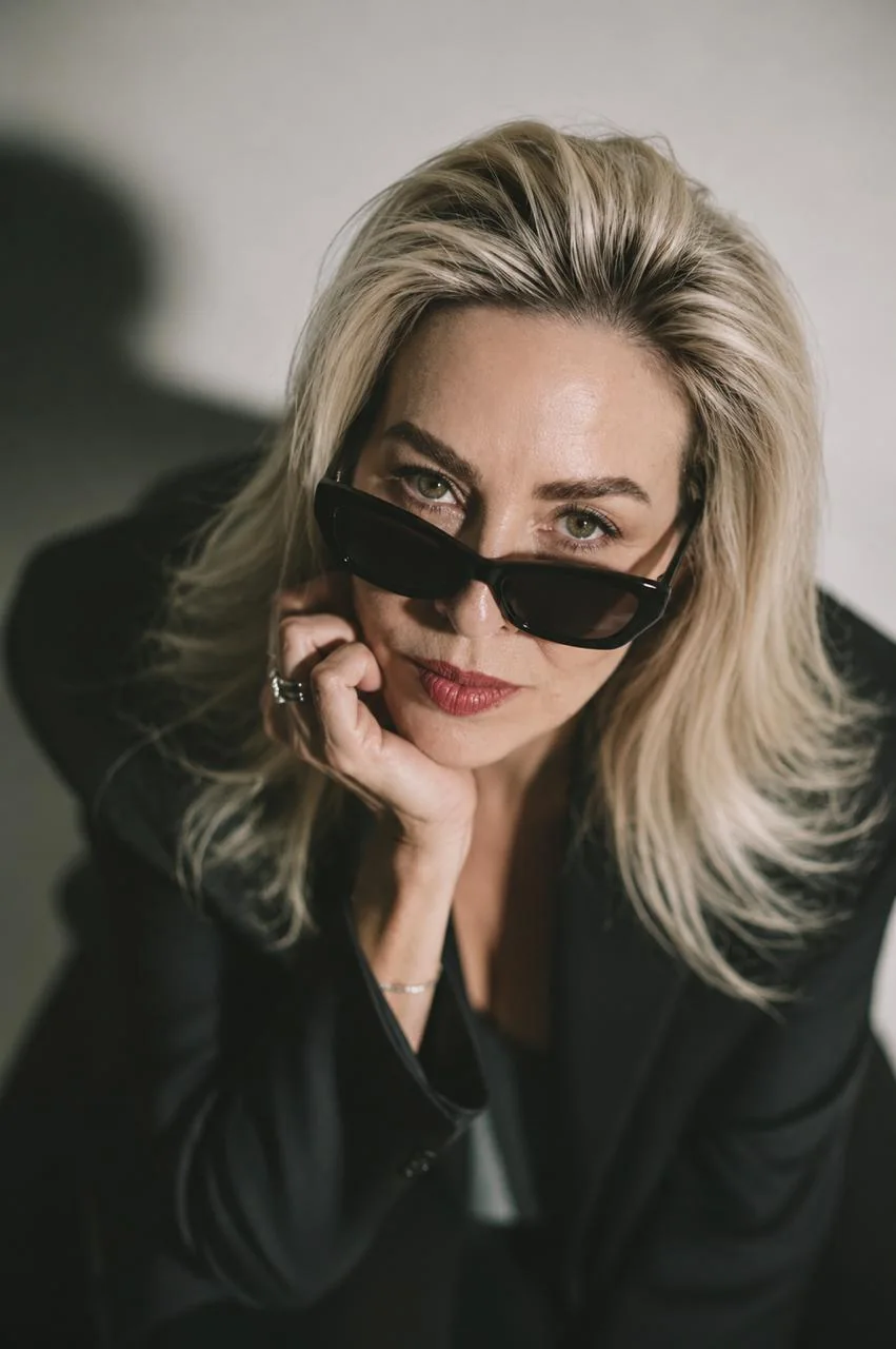 Daniella Prestes de óculos escuros em luz dramática